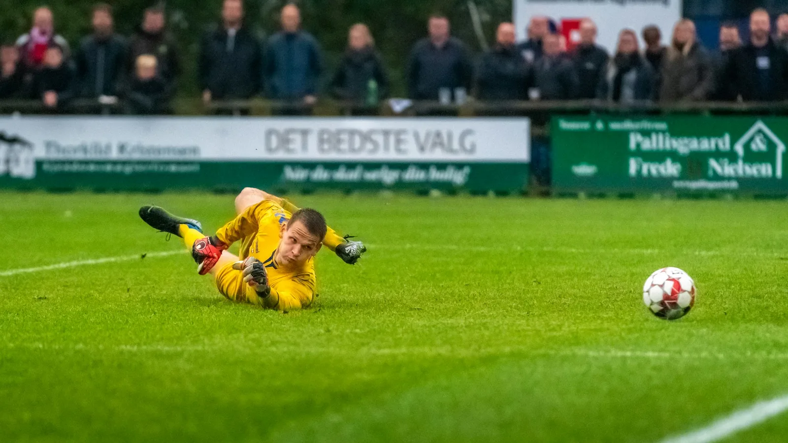 Målmand reder fodbolden